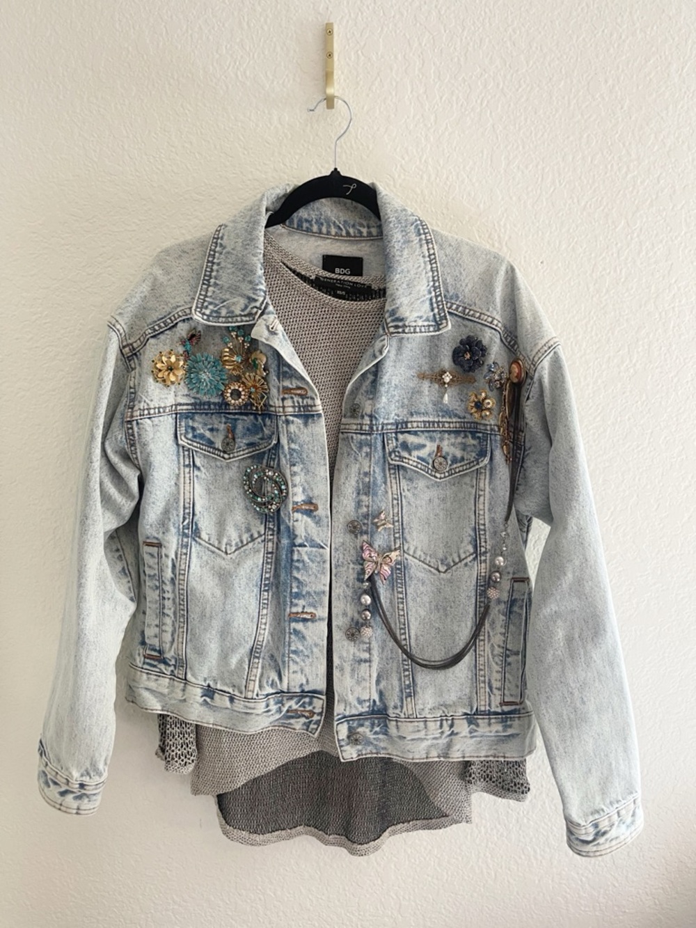 Brooch Crazy! Embellished Denim Jackets with antique brooches. - Picture 11 of 13